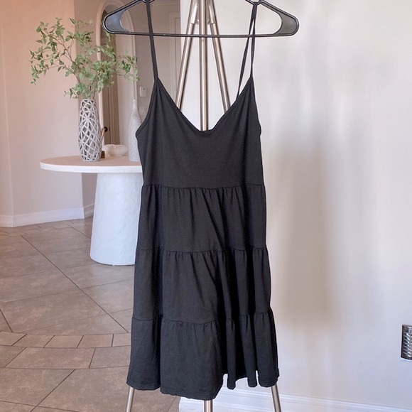 Dresses & Skirts - Black stretchy tiered flowy mini sun dress
